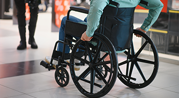 wózek ortopedyczny w centrum handlowym