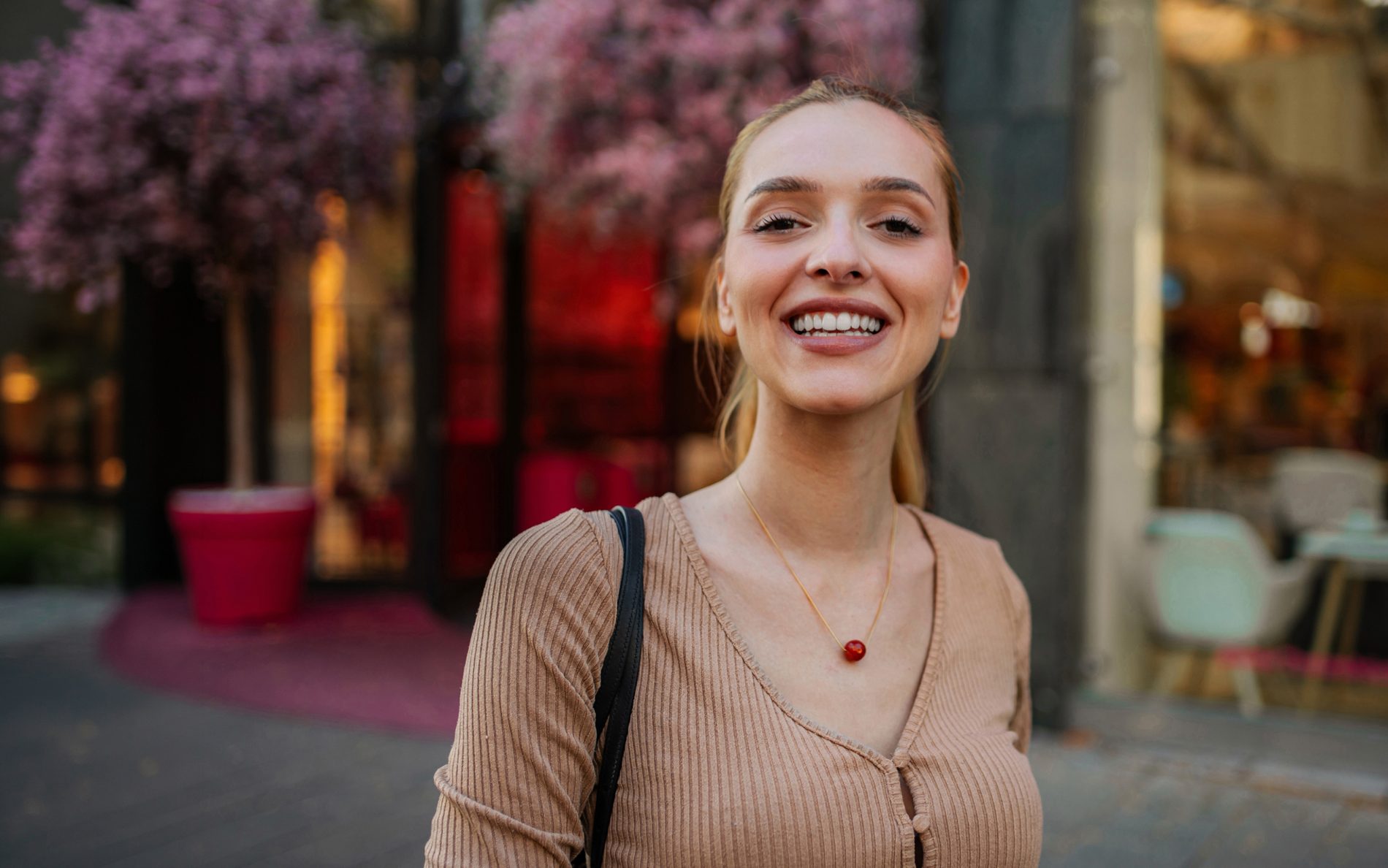 Kampania wizerunkowa M1 Zabrze Bliżej niż myślisz - tu tata uczył mnie jeździć. Obraz przedstawiający uśmiechniętą, piękną kobietę