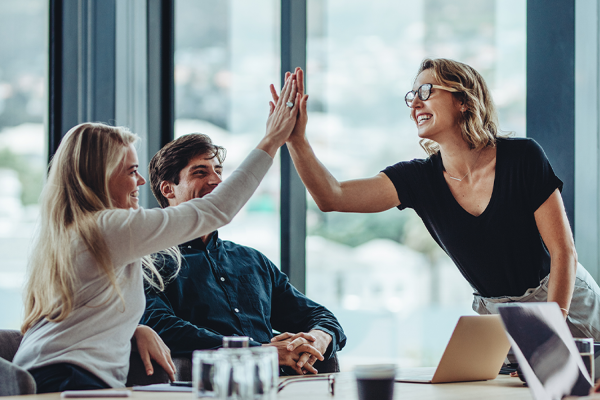 Event związany z prowadzeniem biznesu w M1 Zabrze. Ludzie na rozmowie biznesowej przybijający sobie piątkę.