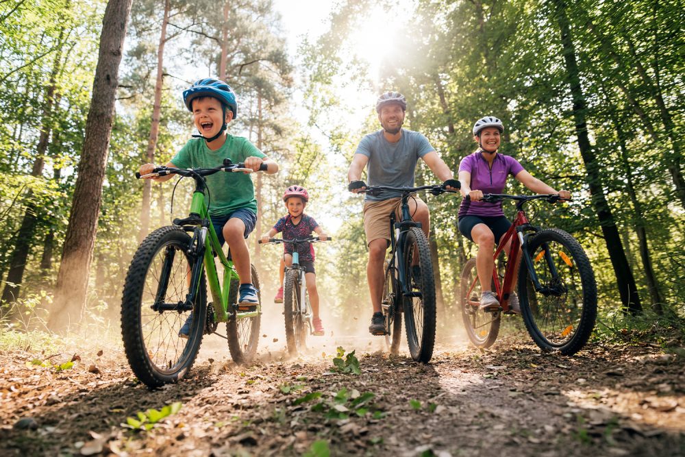 Śląski dzień rowerowy w M1 Zabrze. Szczęśliwa rodzina na wycieczce rowerowej w lesie.