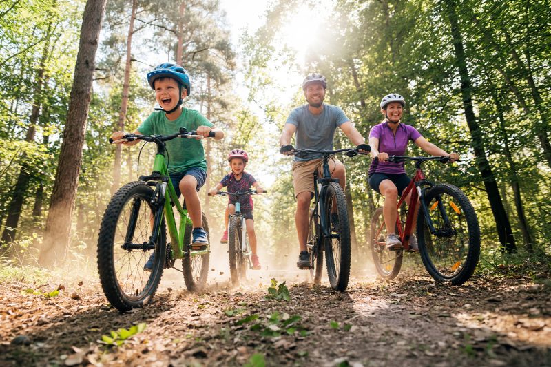 Śląski dzień rowerowy w M1 Zabrze. Szczęśliwa rodzina na wycieczce rowerowej w lesie.