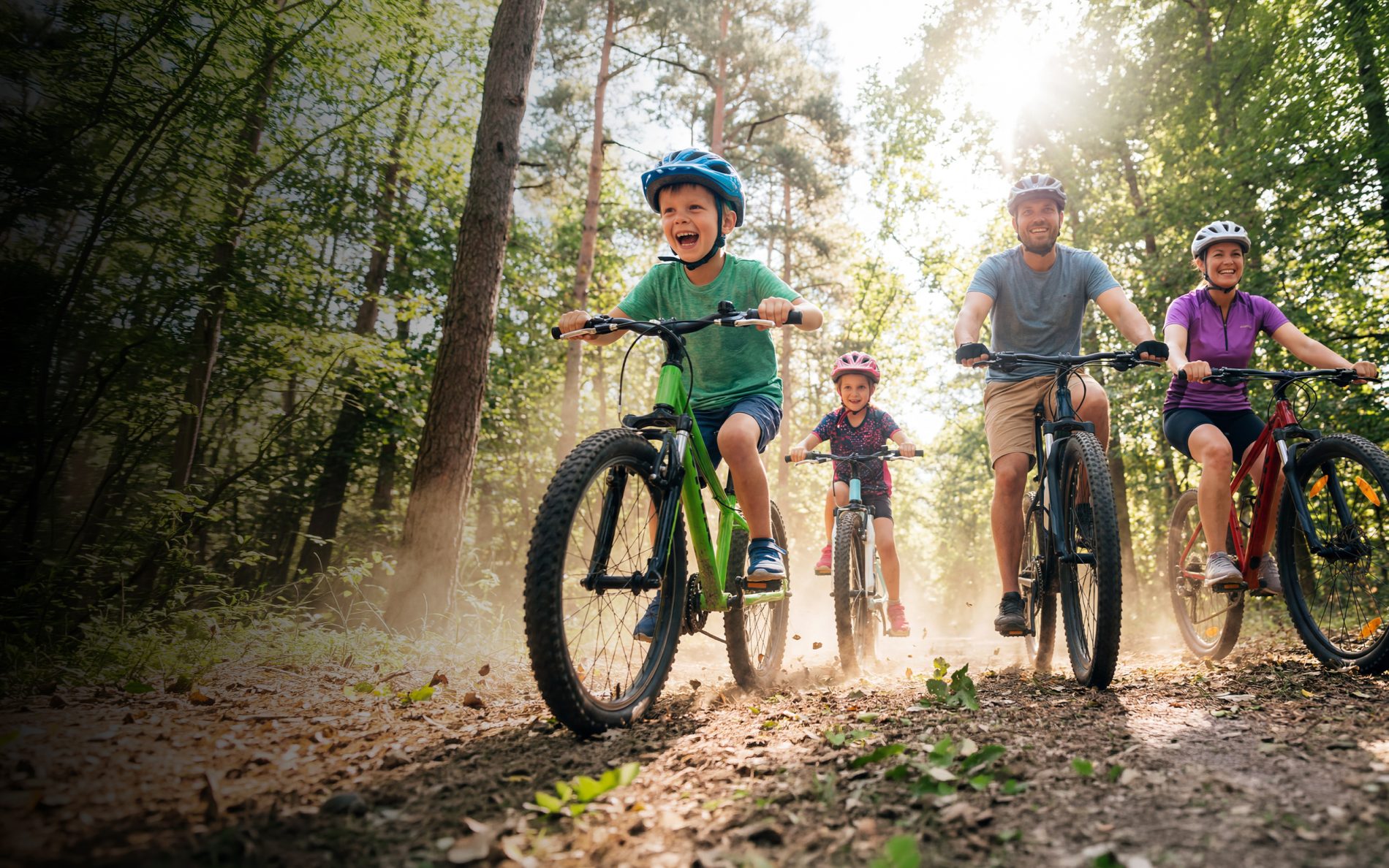 Śląski dzień rowerowy w M1 Zabrze. Szczęśliwa rodzina na wycieczce rowerowej w lesie.