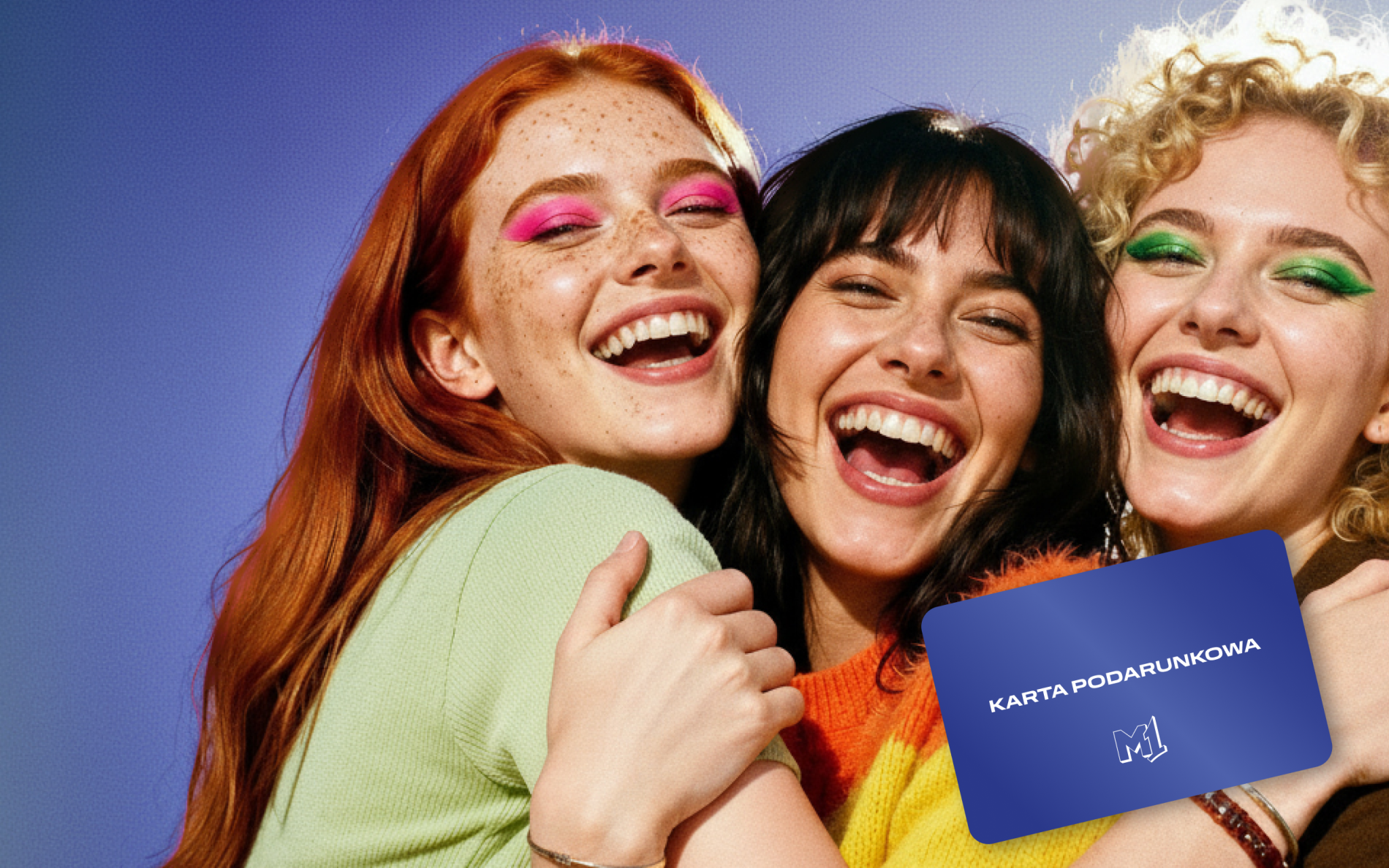 trzy przyjaciółki obejmujące się i mające kartę podarunkową m1 Zabrze