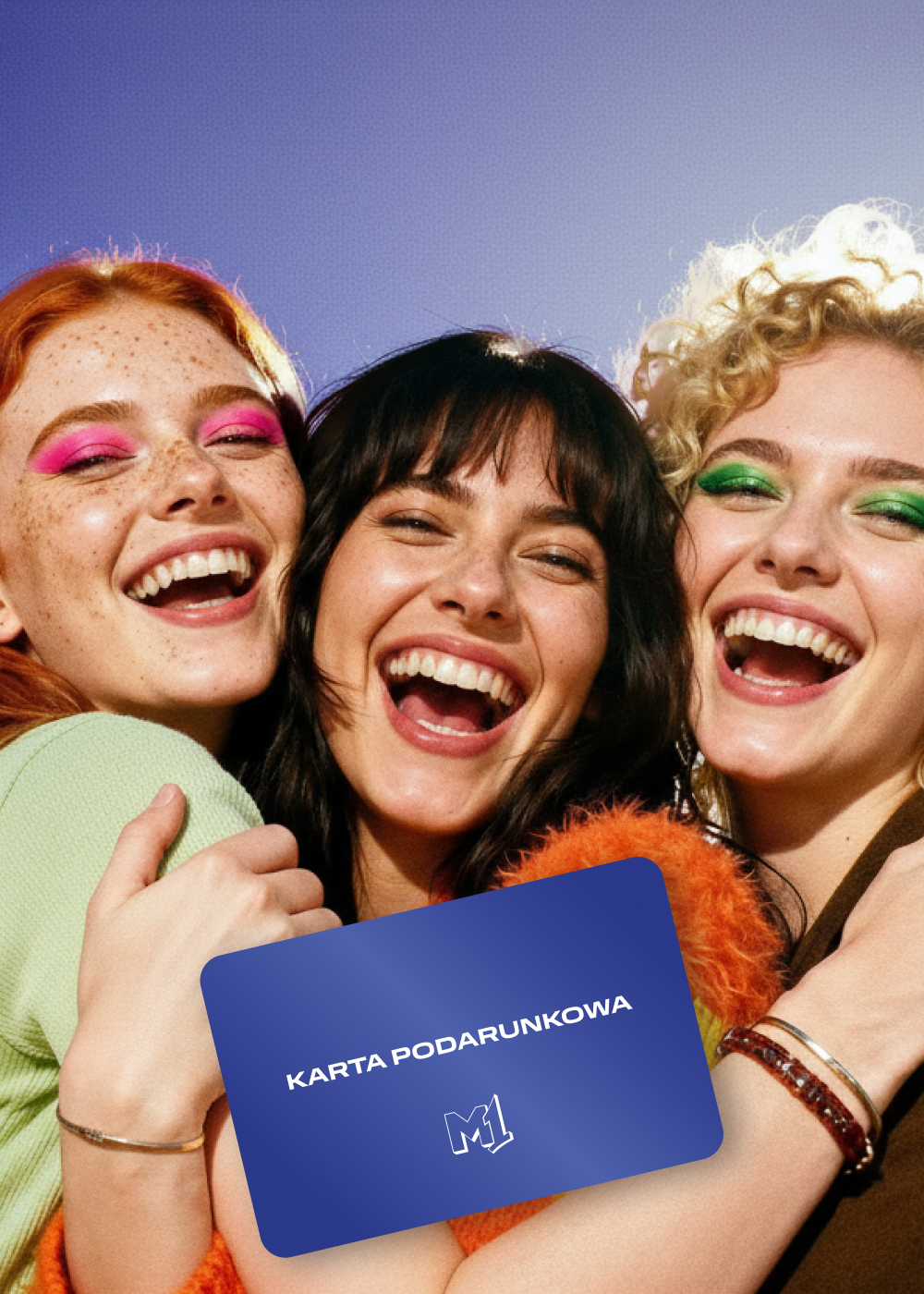 Karta podarunkowa M1 Zabrze. Trzy uśmiechnięte przyjaciółki obejmujące się.