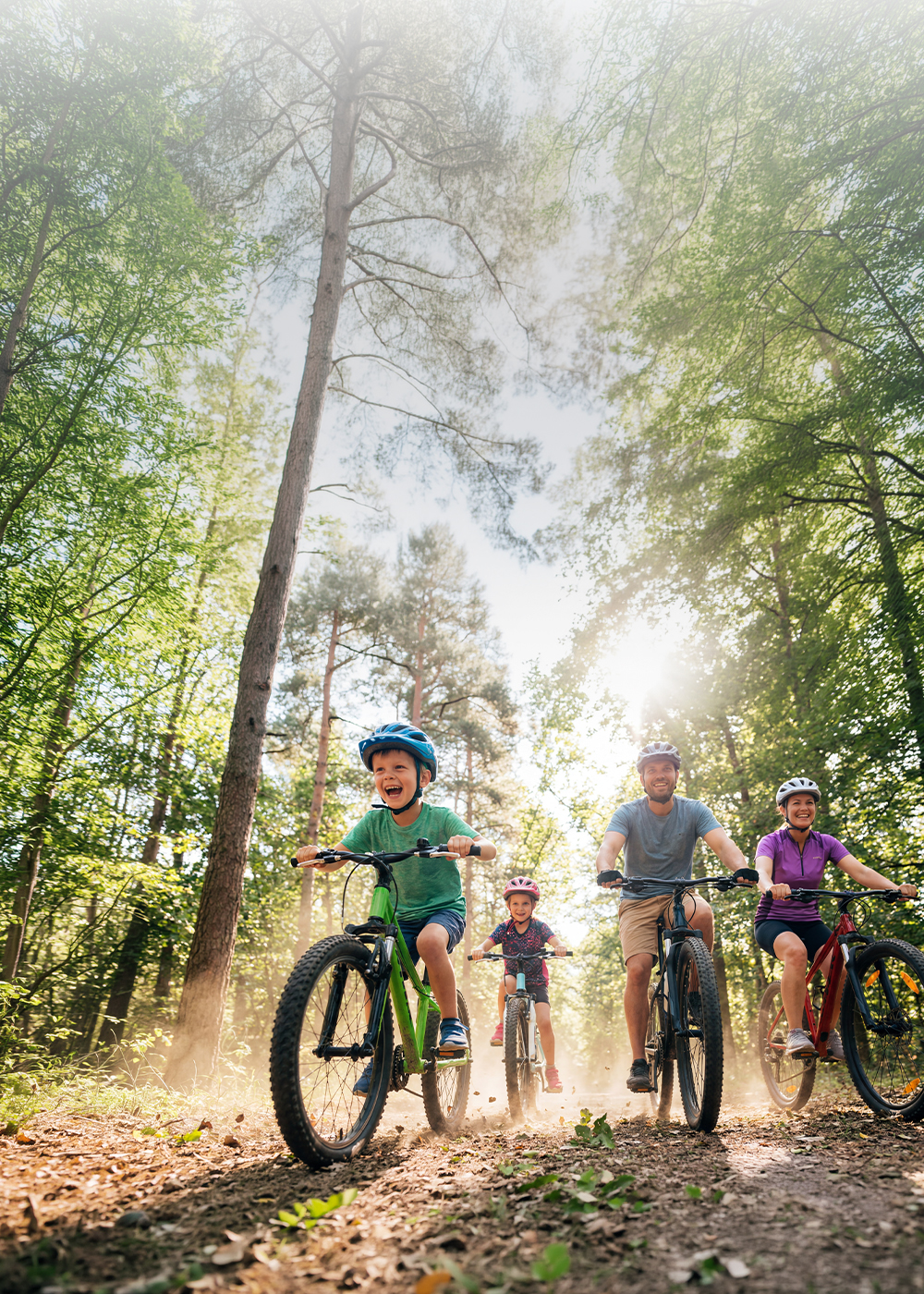 Śląski dzień rowerowy w M1 Zabrze. Szczęśliwa rodzina na wycieczce rowerowej w lesie.