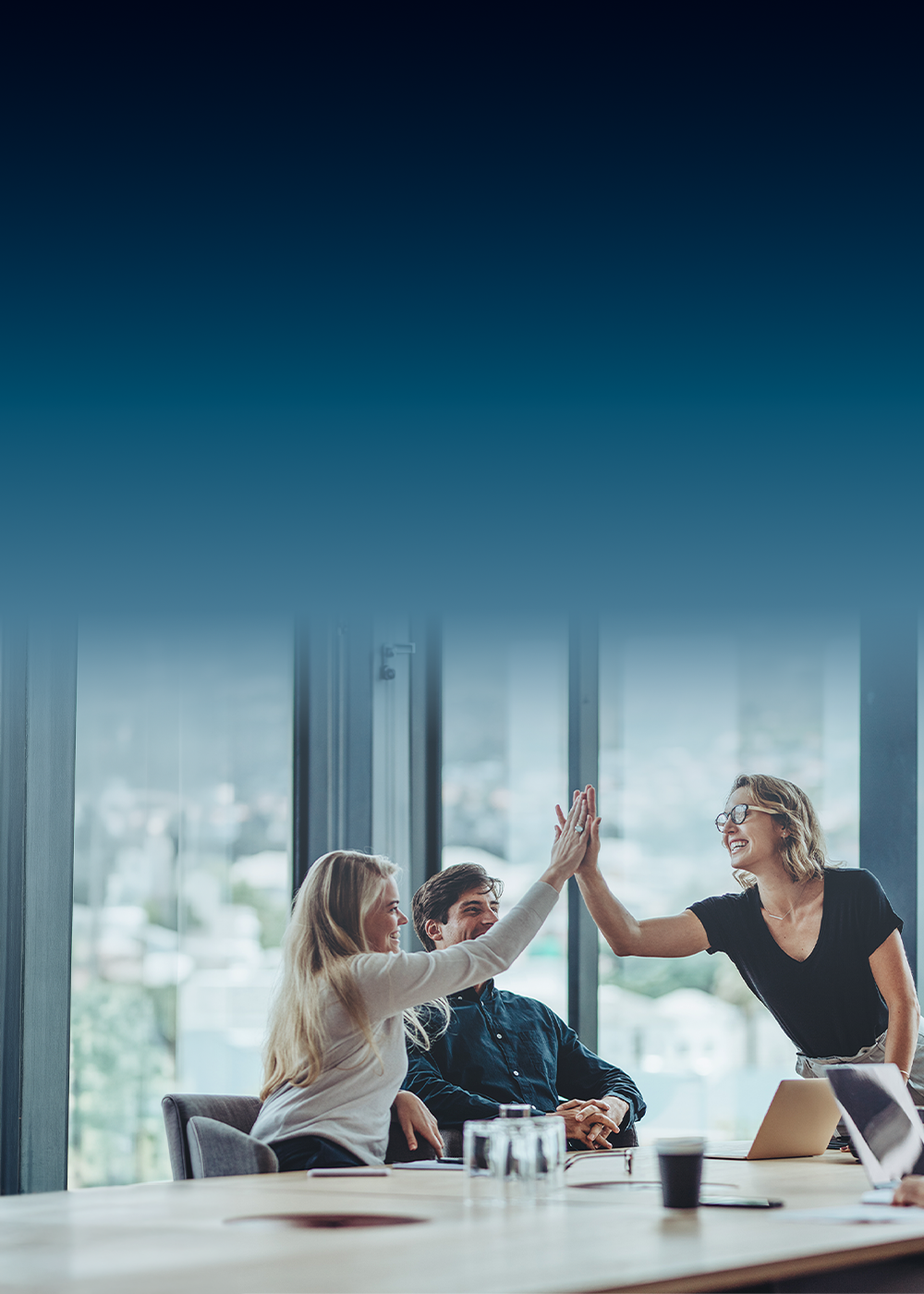 Event związany z prowadzeniem biznesu w M1 Zabrze. Ludzie na rozmowie biznesowej przybijający sobie piątkę.