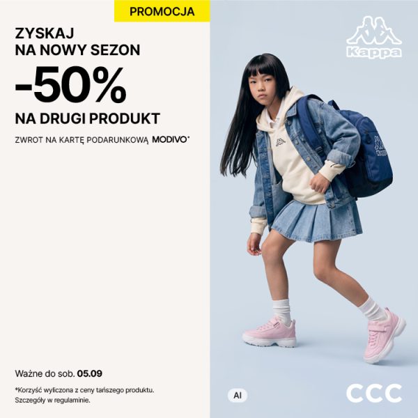 Grafika promocyjna marki CCC. Młoda azjatka ubrana w jeansową kurtkę niosąca niebieski plecak marki Kappa.