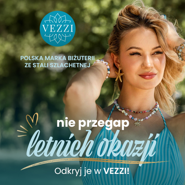 Grafika promocyjna marki VEZZI. Blondynka w turkusowym stroju kąpielowym i w kolczykach złotych rozgwiazdach.