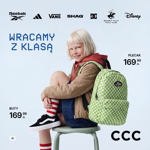 Промоційне зображення бренду ccc до шкільного календаря. Дівчина з коротким світлим волоссям сидить на стільці. На дівчині зелений картатий рюкзак, чорно-білі кросівки Vans, коричнева куртка та червоно-білі шкарпетки.