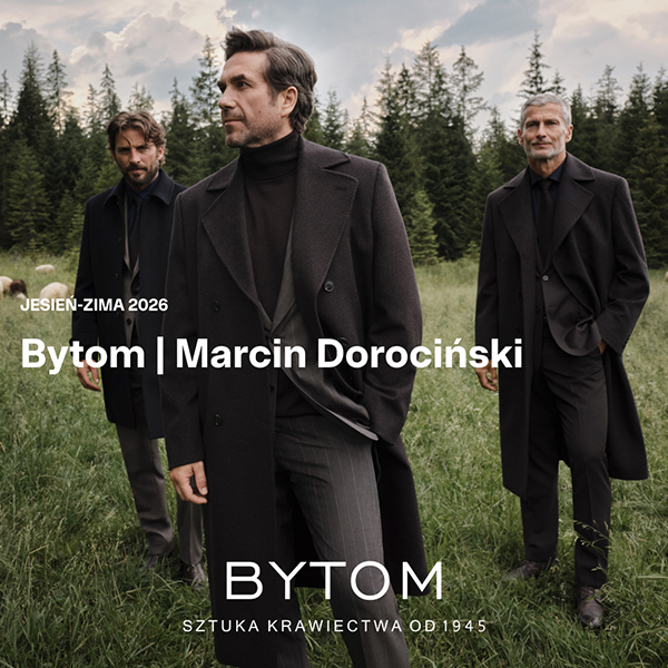 Grafika promocyjna marki BYTOM. Marcin Dorociński i 2 mężczyzn na czarno ubranych na tle lasu.