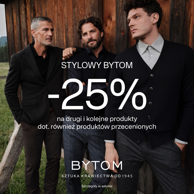 Grafika promocyjna marki BYTOM. 3 mężczyzn elegancko ubranych stojących na tle drewnianego domku.