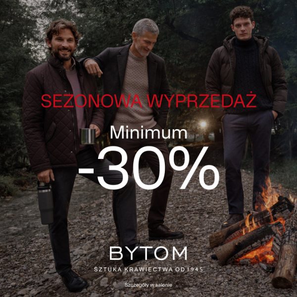 Промоційне зображення бренду BYTOM. Троє елегантно одягнених чоловіків стоять у лісі біля багаття.