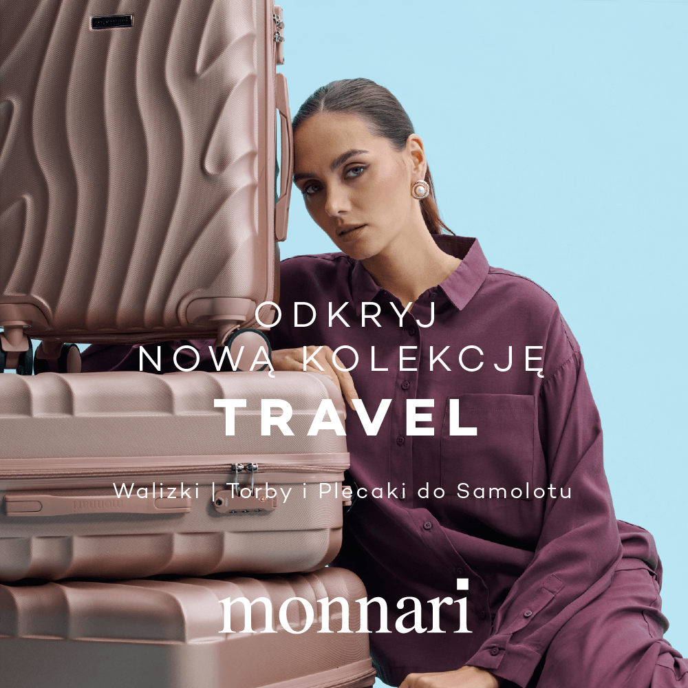 Kobieta w bordowej koszuli pozuje obok różowych walizek. Na grafice widnieje logo Monnari oraz napis: „Odkryj nową kolekcję Travel. Walizki, torby i plecaki do samolotu”.
