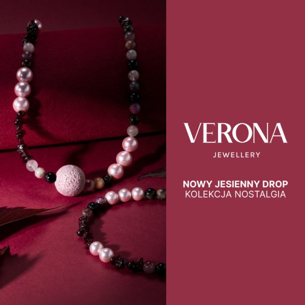 Naszyjnik i bransoletka z różowymi, perłowymi koralikami oraz kamieniami w ciemnych odcieniach na bordowym tle z liśćmi. Po prawej logo Verona Jewellery i napis „Nowy jesienny drop. Kolekcja Nostalgia”.
